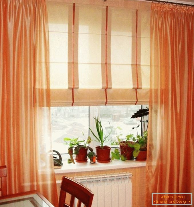 Foto de cortinas romanas para ventanas de plástico en la cocina