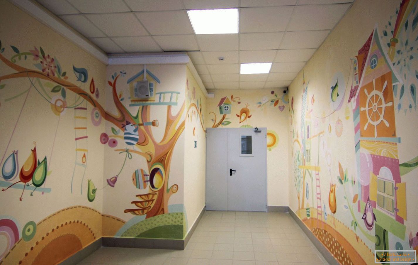 Dibujos en las paredes en el jardín de infantes