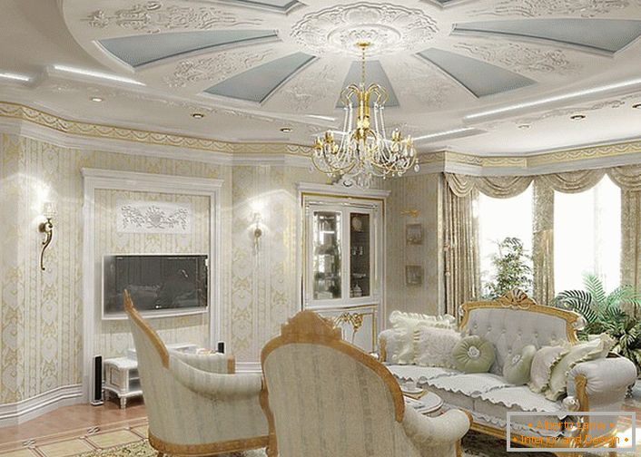Una elegante sala de estar en una casa en el oeste de Alemania. Una combinación suave de azul y blanco es ideal para una habitación de huéspedes.