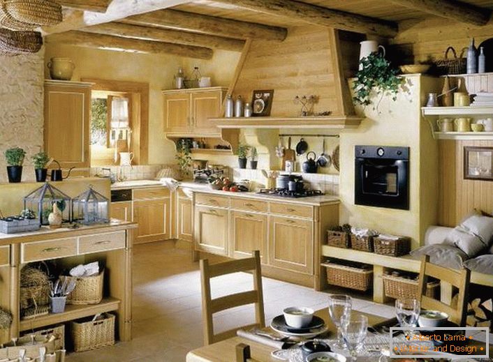 La cocina en el estilo francés de madera maciza está decorada con flores, que están dispuestas de manera uniforme alrededor de la habitación. 