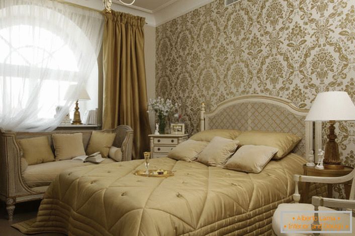 Una pequeña habitación familiar en estilo francés con una gran ventana arqueada se ve elegante y espectacular.