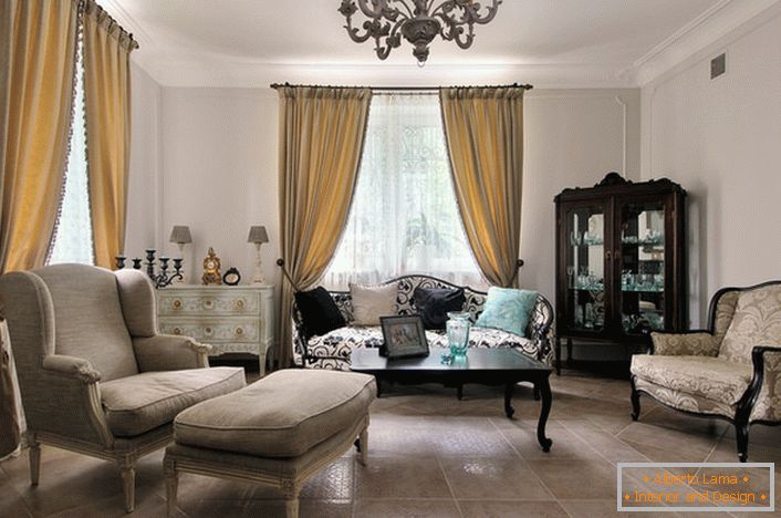 El estilo francés en el interior de la habitación de huéspedes luce relajado y elegante. Su elegante interior brinda una línea lisa de muebles y una iluminación adecuada.