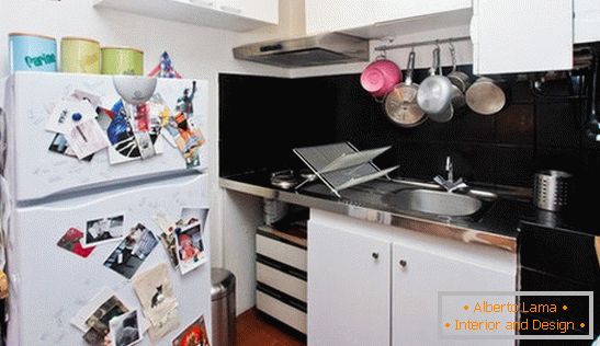 Diseño de interiores de una pequeña cocina в чёрно-белом цвете