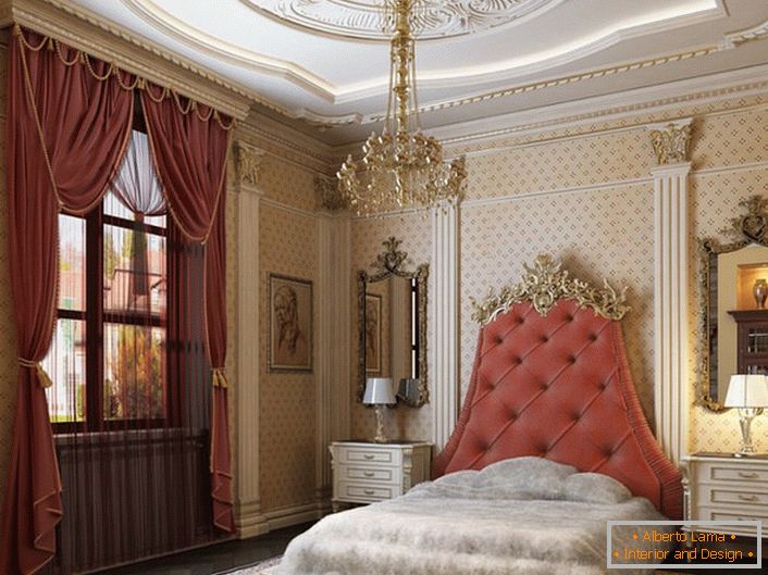 En el centro de la composición de diseño hay una cama con una cabecera alta, tapizada con tejidos suaves del color de una rosa de té. 
