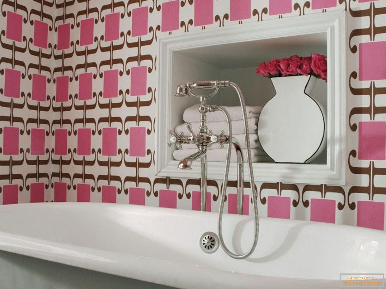 Cuarto de baño con decoración de pared en colores rosa