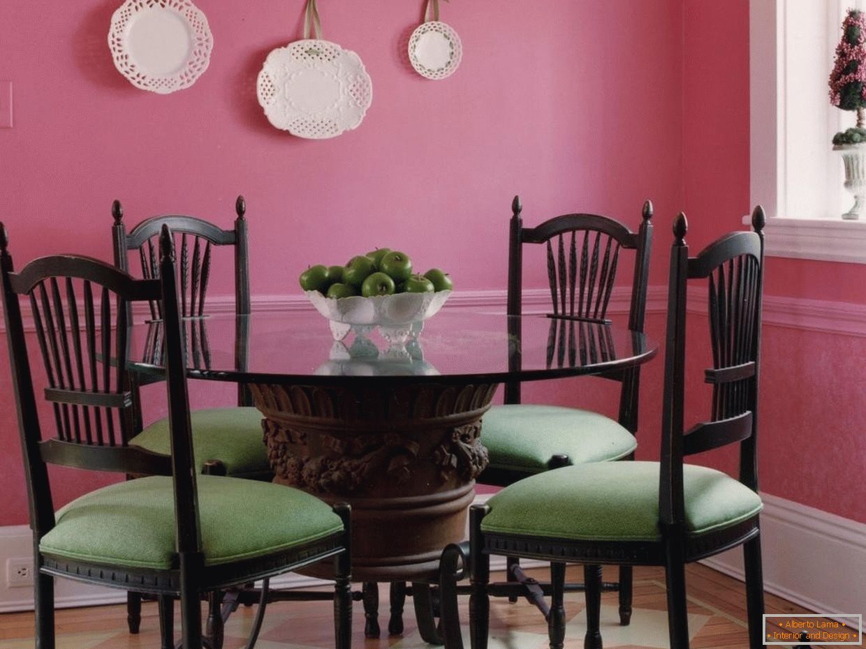 La combinación de sillas verdes en un comedor de color rosa