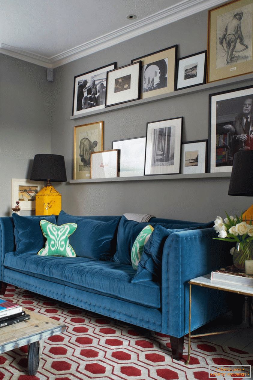 Pasillo gris oscuro con un sofá azul brillante