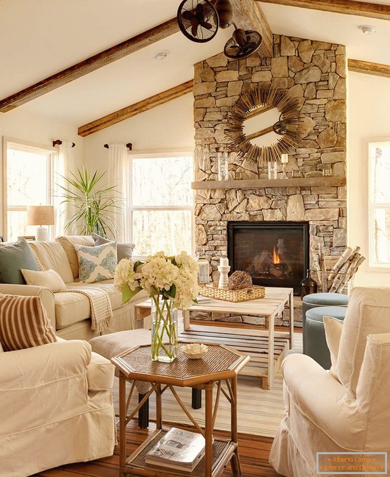 Interior de una casa de campo con una chimenea hecha de piedra natural