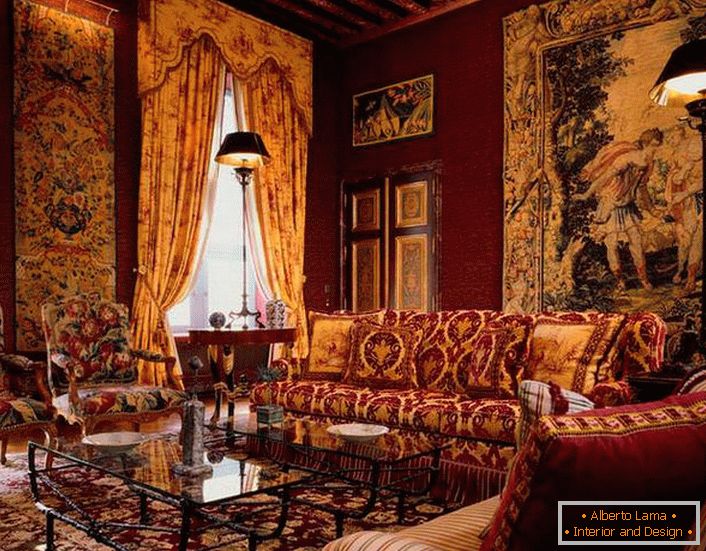 Muebles de lujo tapizados en un tapiz pesado para una sala de estar de lujo.