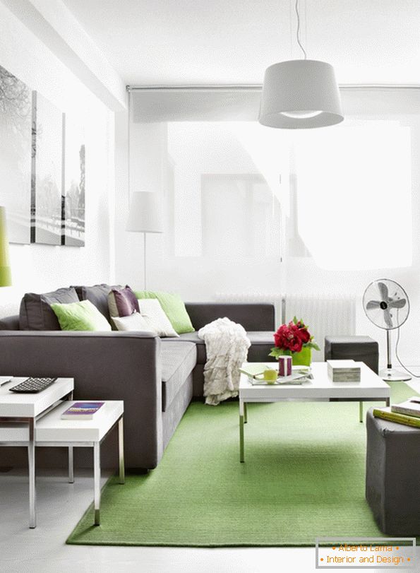 Interior de la sala de estar con acentos de color verde claro