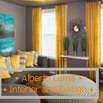 La combinación de paredes grises y cortinas amarillas en la sala de estar