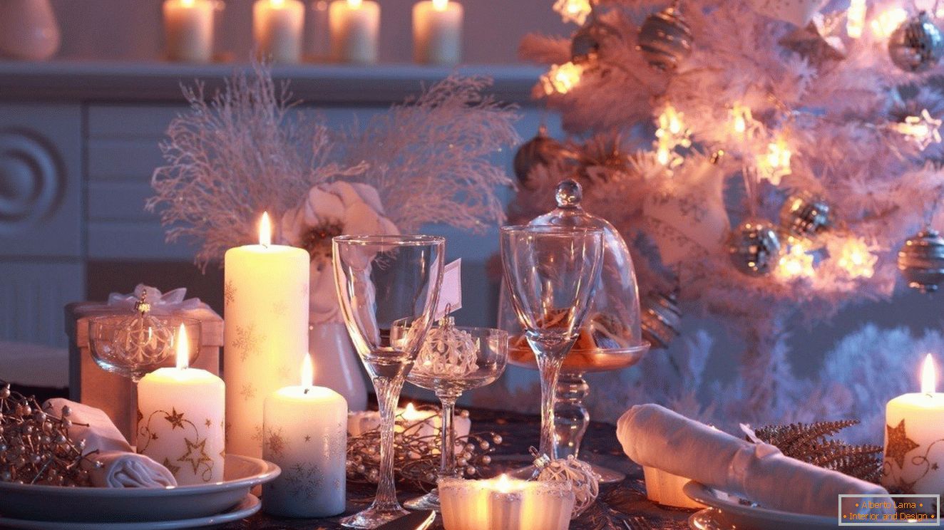 El uso de velas de diferentes tamaños en la decoración de la mesa de Año Nuevo