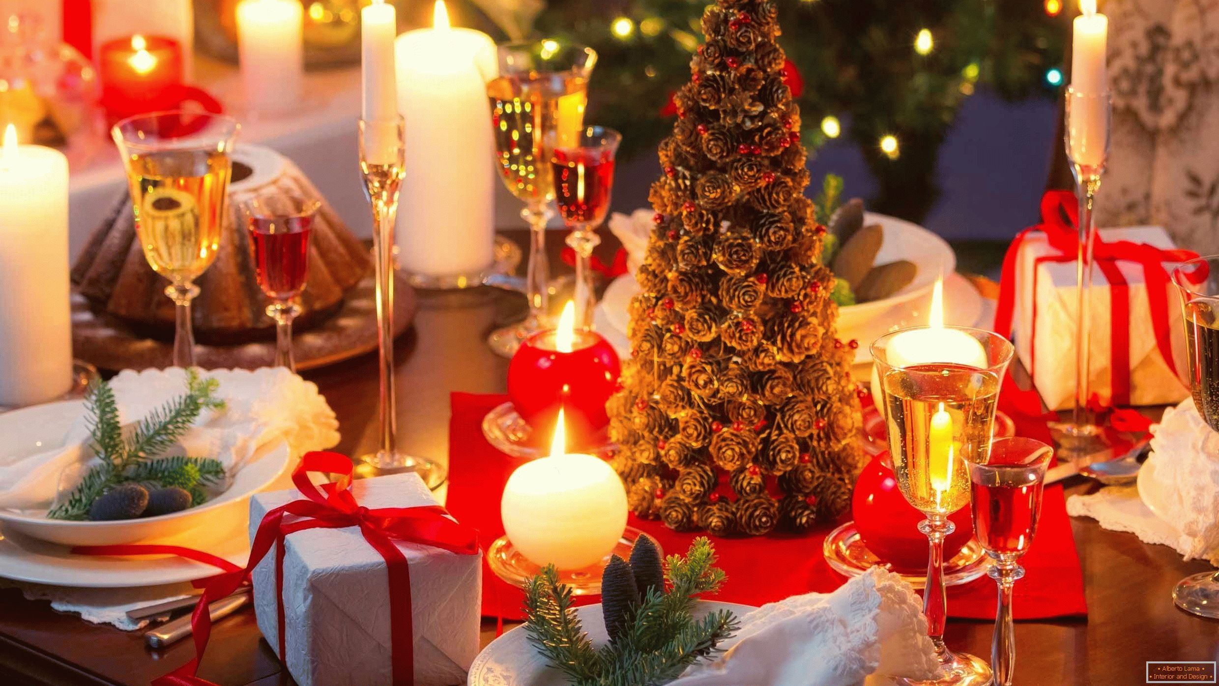 Festivo árbol de Navidad de conos reales