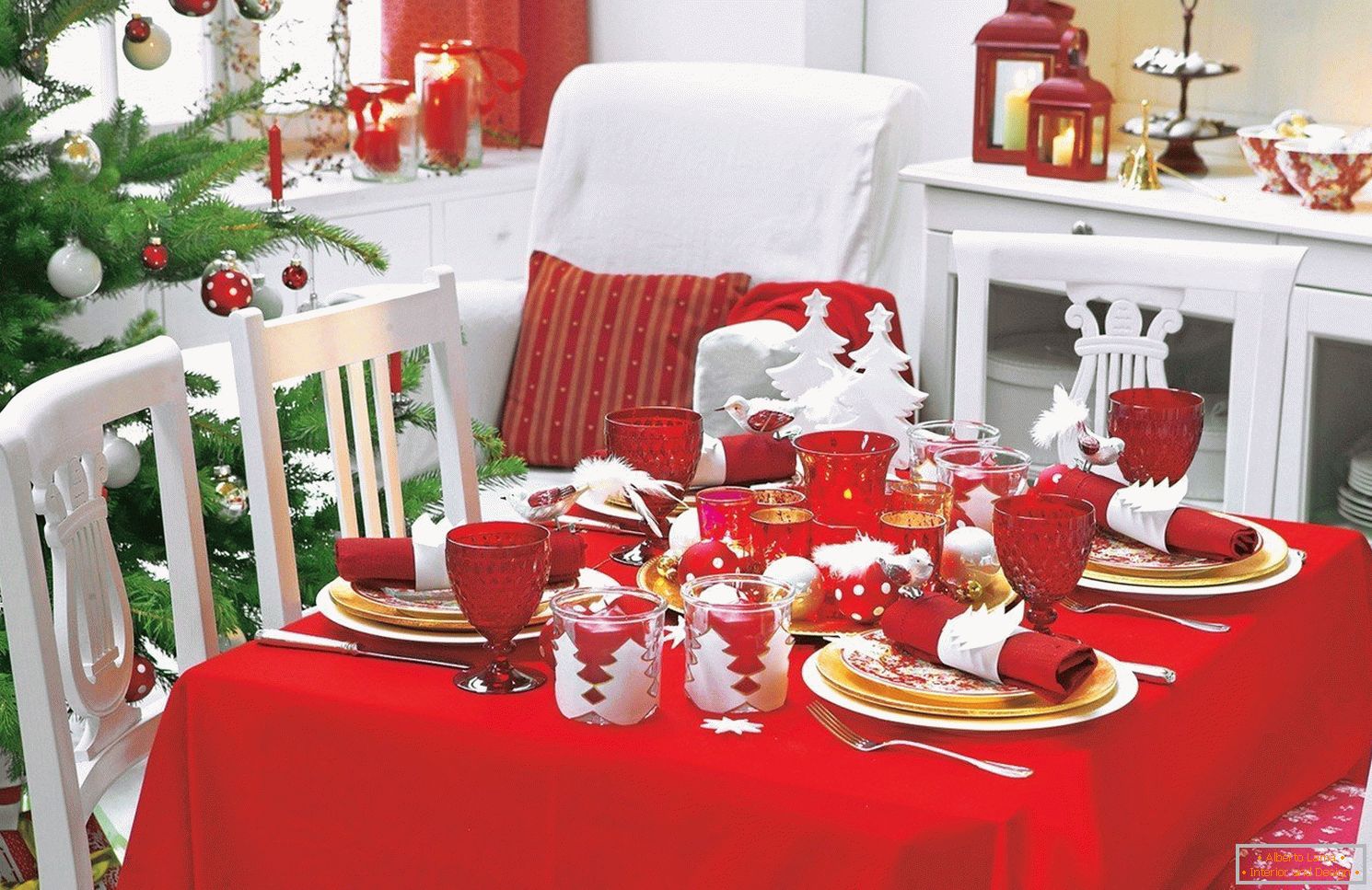 Decoración de una mesa de Año Nuevo en color rojo