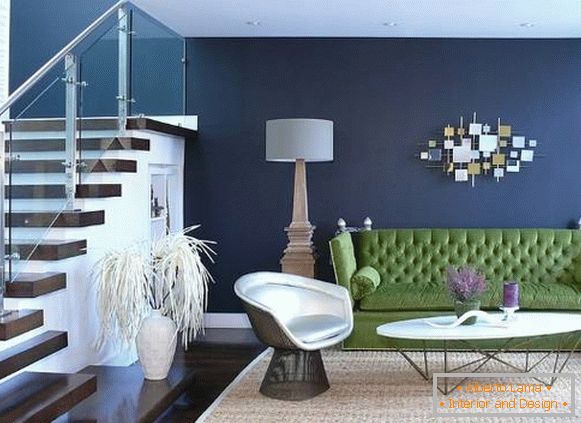 Sofá verde y paredes azules en la sala de estar