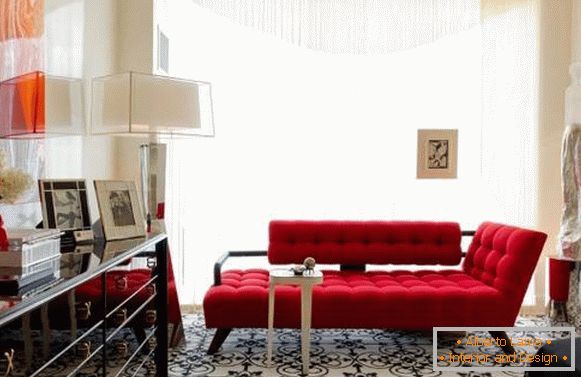 Pequeña sala de estar elegante con un sofá rojo