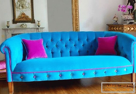 Azul brillante con un sofá rosa en la sala de estar