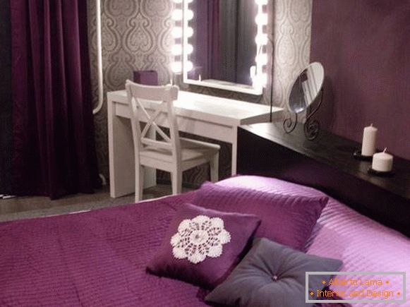Dormitorio púrpura de una adolescente