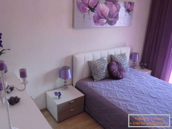 Cortinas púrpuras en el dormitorio - foto con una hermosa decoración