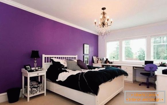 Brillantes paredes púrpuras en el dormitorio detrás de la cabecera