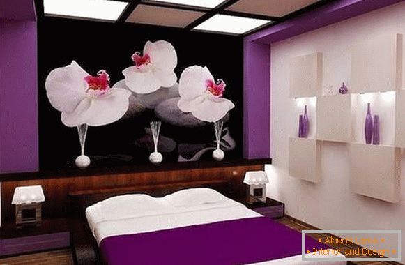 Color violeta brillante y papel tapiz en el diseño del dormitorio