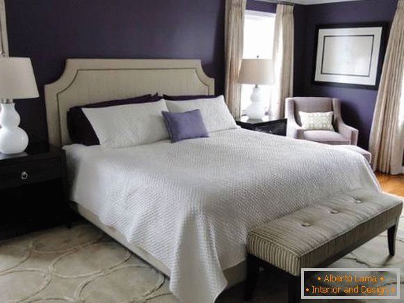 Color púrpura oscuro de berenjena en las paredes del dormitorio