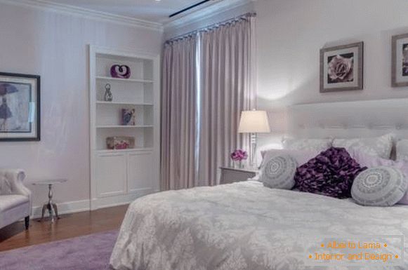 Dormitorio en color morado con detalles en blanco