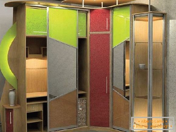 compartimento de guardarropas en el pasillo con estantes laterales, foto 4