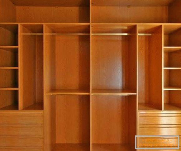 Armario de madera para el dormitorio - foto del diseño de interiores