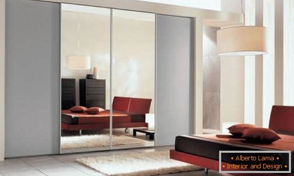 Gabinetes de espejo de un compartimento en un dormitorio - una foto en diseño de interiores