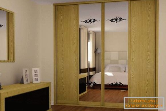 Gabinetes de espejo de un compartimento en un dormitorio - una foto en color mostaza