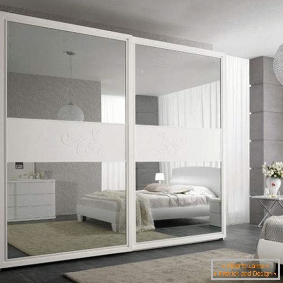 Dormitorio con armario con puertas de espejo - foto