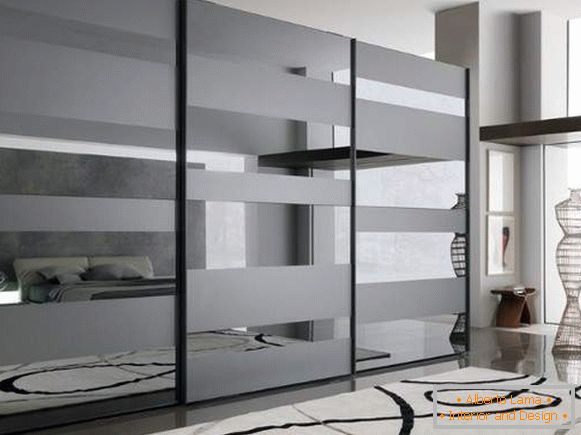 Las ideas del armario en el dormitorio: un diseño moderno con un espejo
