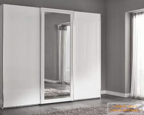 Las ideas del armario en el dormitorio en blanco con un espejo