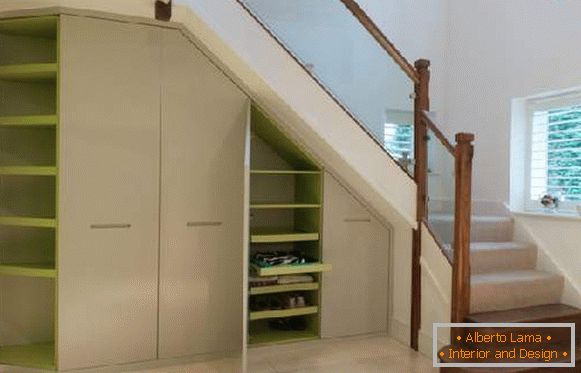 gabinete debajo de las escaleras en una foto de una casa privada, foto 8