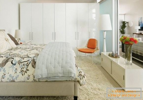 Armario moderno en el dormitorio en color blanco
