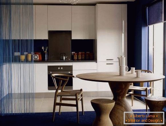 Una cortina azul de muselina en el interior de la cocina