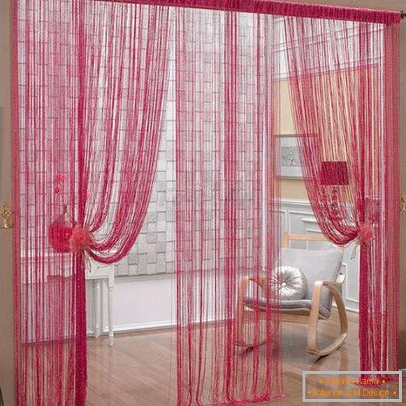 Cómo bellamente colgar las cortinas de un hilo entre las habitaciones