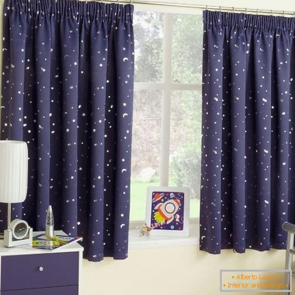 cortinas en la habitación de los niños para un niño corto, foto 24