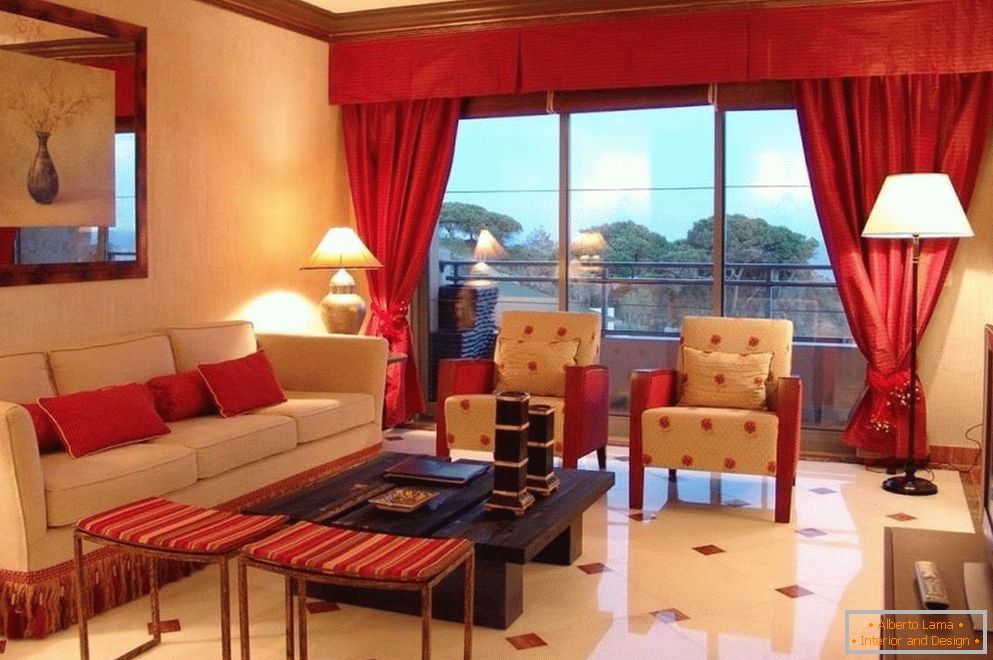 Habitación beige con cortinas rojas