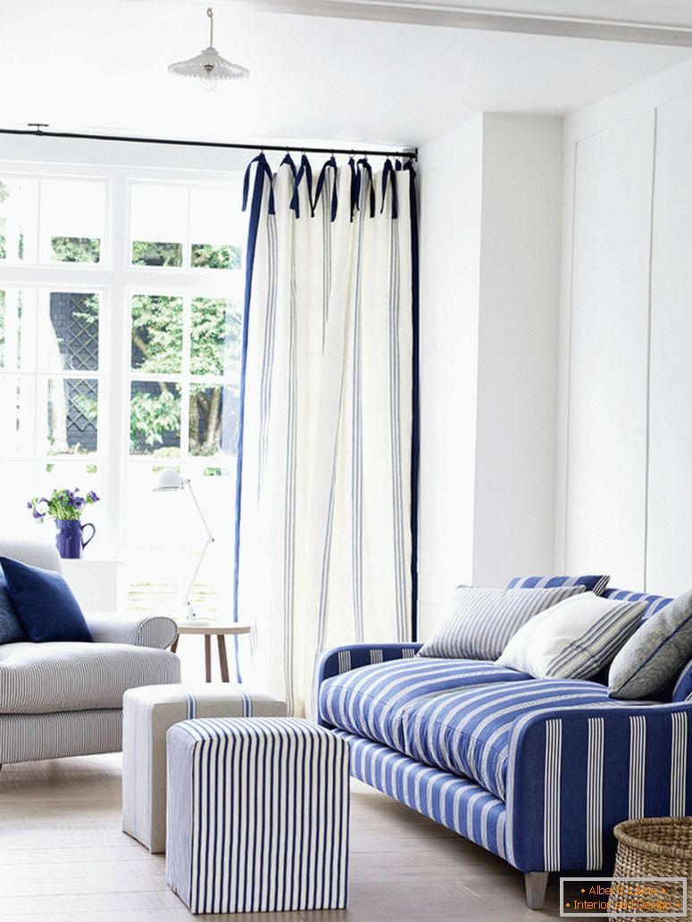 3-ian-mankin-blue-living-room-sofa-in-oxford-stripe-navy-sillón-en-tic-tac-navy-cortinas-en-grain-stripe-indigo-lifestyle-portrait