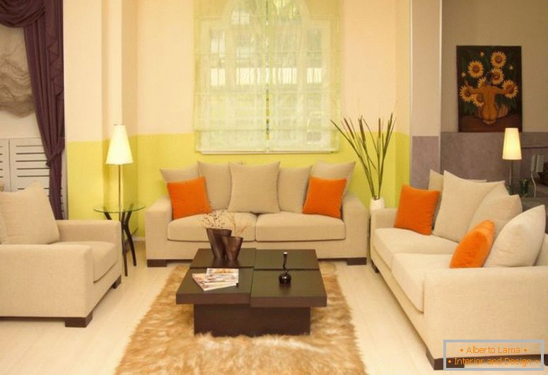 Seductora-ventana-para-feng-shui-sala-con-crema-sofás-y-elegante-mesa-en-marrón-alfombra