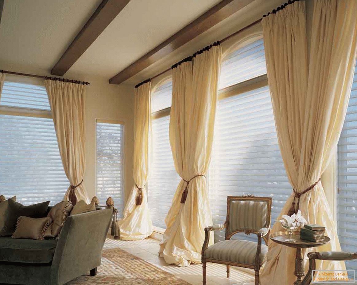 adorable-sala de estar-cortinas-juegos-con-techo-de-techo-de-diseño-y-marrón-transparente-cortinas-también-sofá-cama-en-alfombra-y-dos-sillón-con-madera-pequeña-mesa