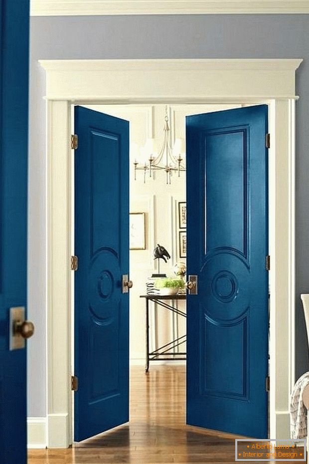 Puertas azules en el interior