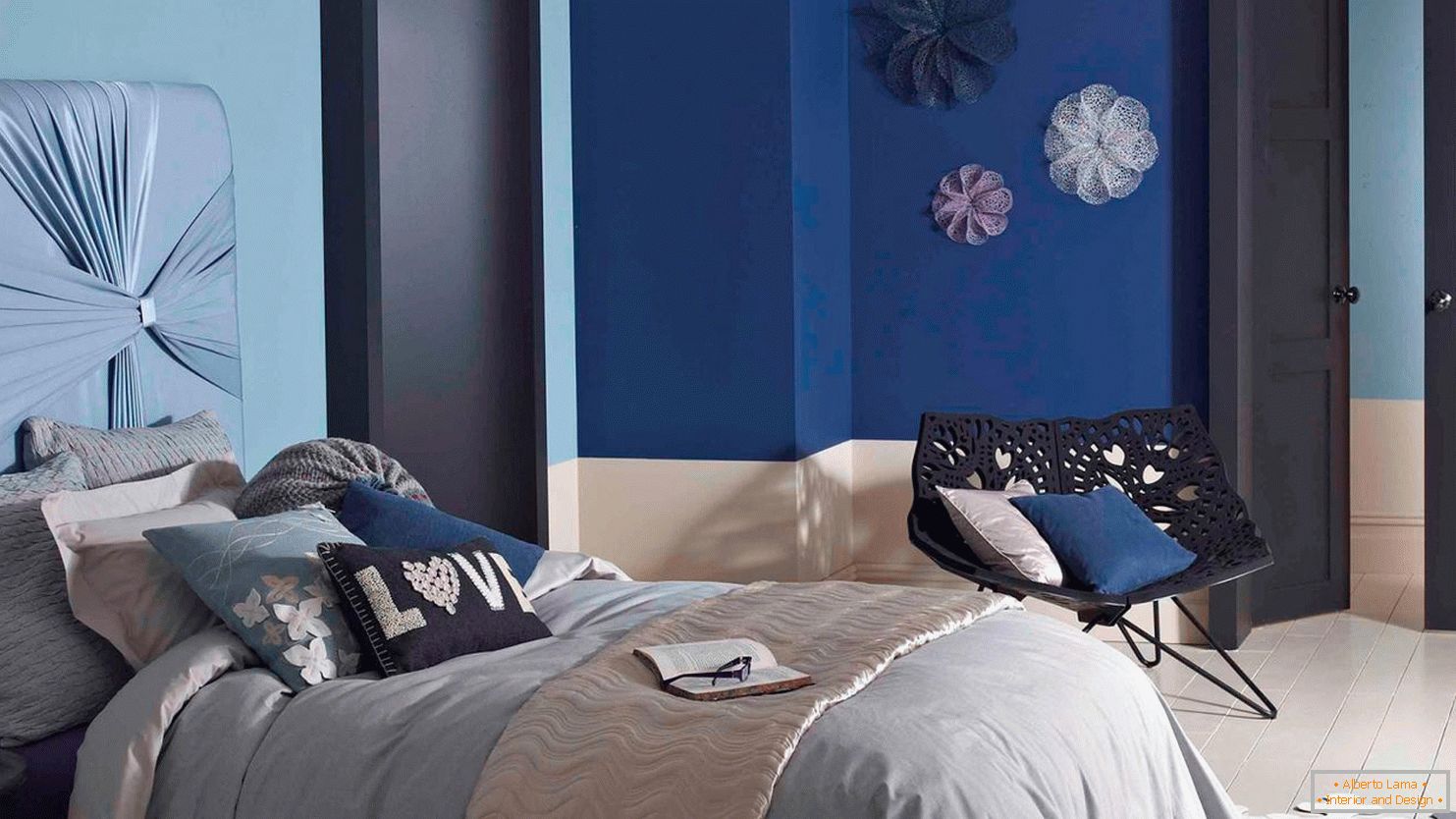 Color azul en el interior del dormitorio