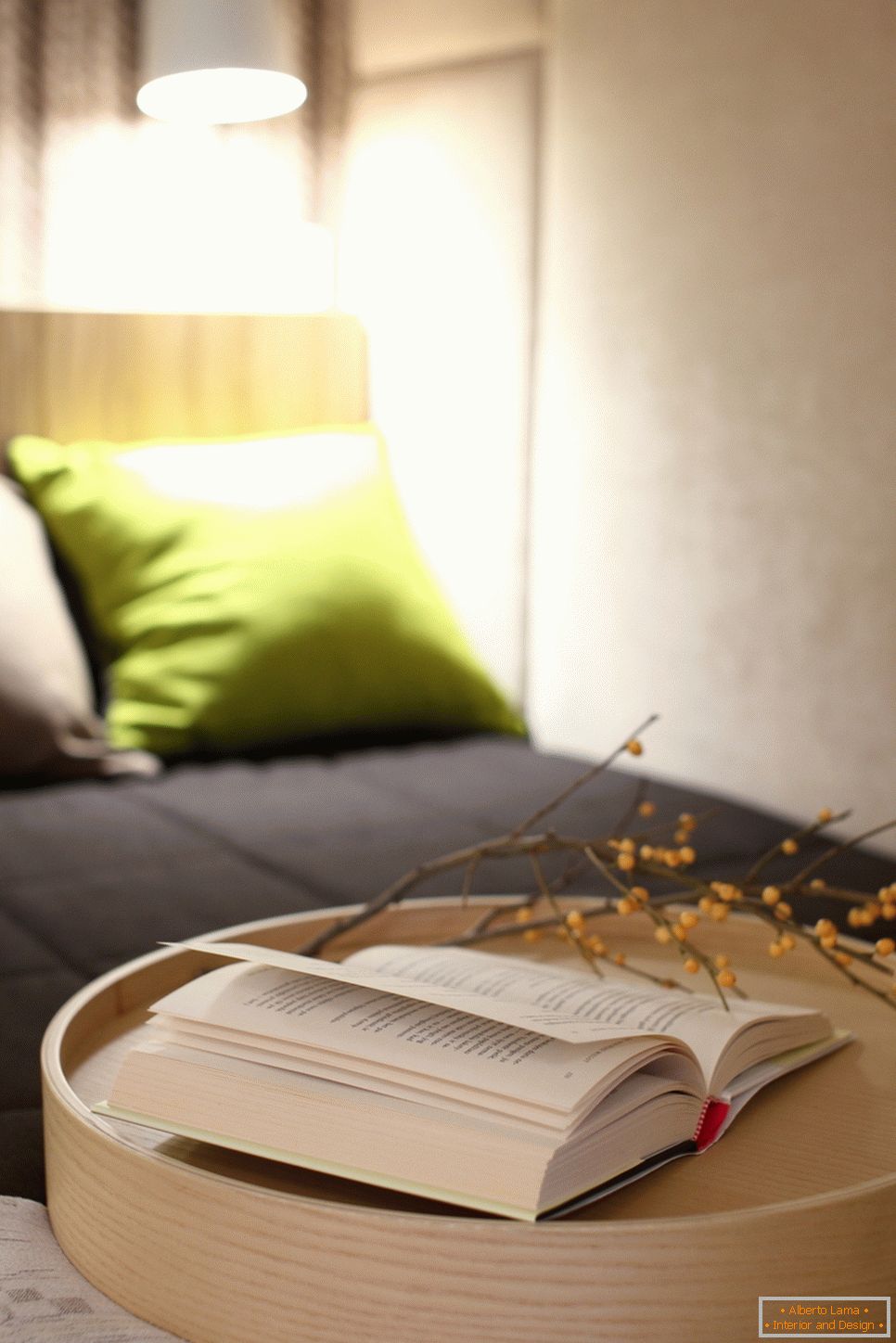 Mesa de lectura en la cama