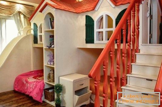 Hermoso castillo para niñas de la habitación de los niños