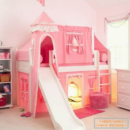 Palacio de dos pisos con paredes tejidas para una habitación para niños