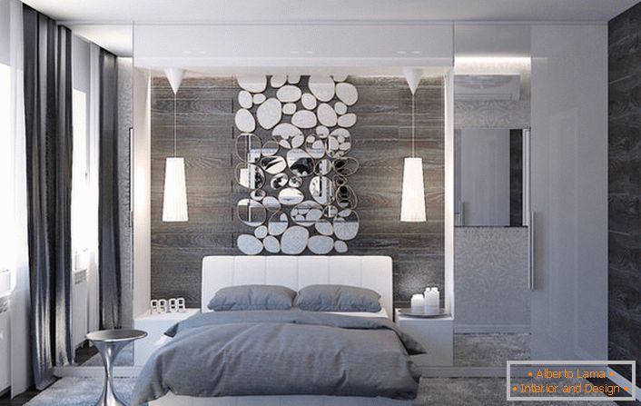 La pared sobre la cabecera de la cama está decorada con un elegante collage de espejos de forma ovalada.