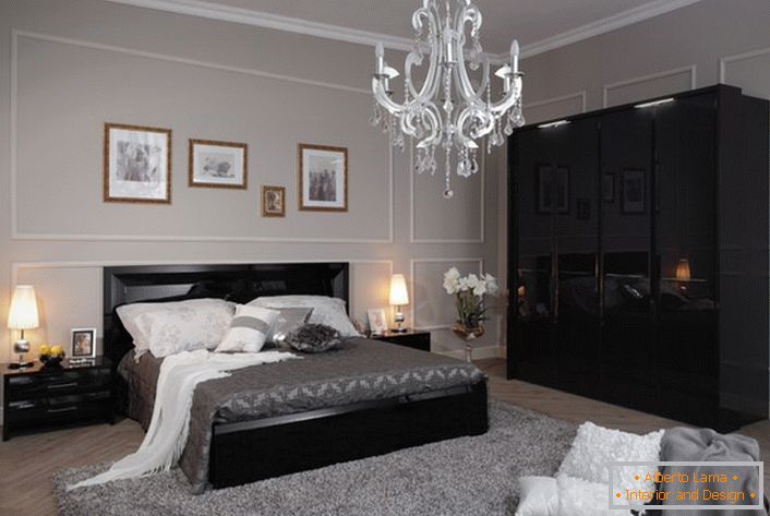 Una habitación acogedora y elegante en el estilo de alta tecnología, hecha en tonos gris claro, con muebles de color negro contrastante.